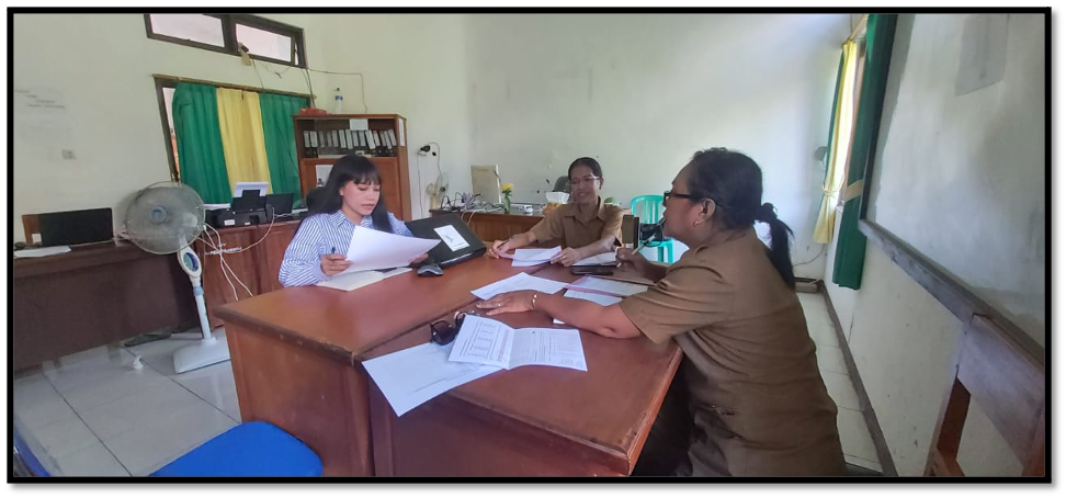 District Coordinator untuk Kabupaten Sumba Barat Daya sedang berkoordinasi dengan Kabid Ekonomi Bappelitbangda terkait data kemiskinan dan Data P3KE